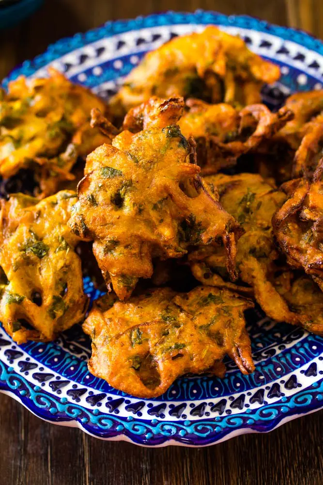 primer plano de pakora mixta pakistaní en plato azul