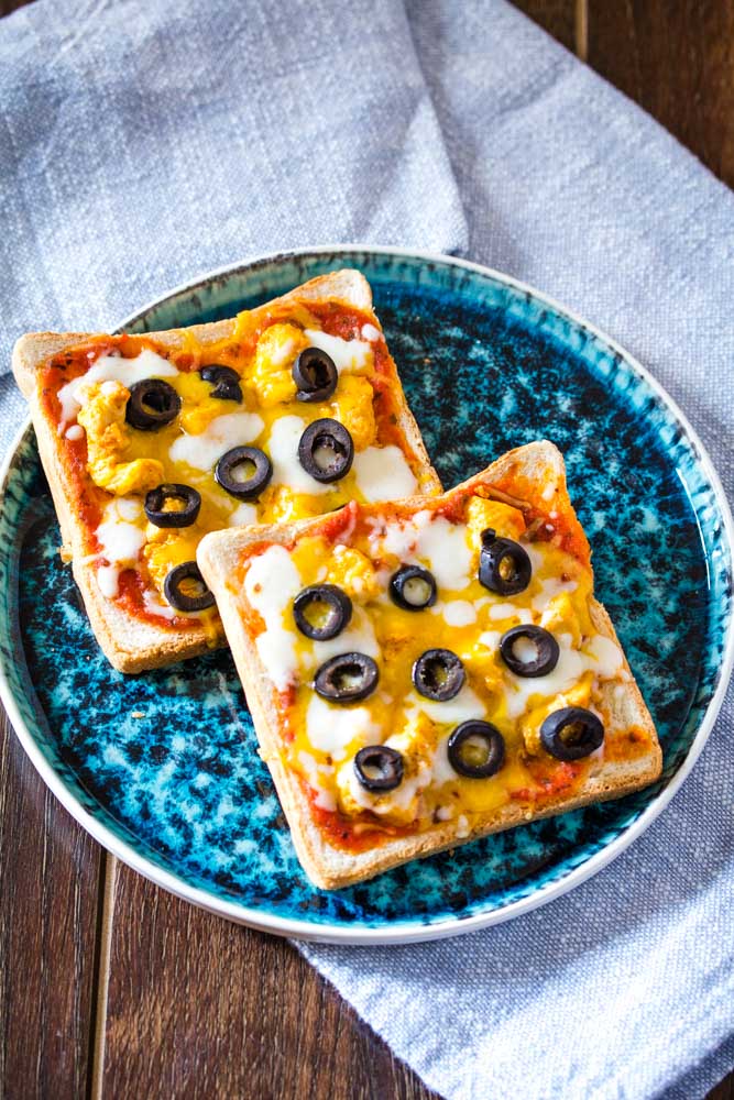 pizza toast with olives on a blue plate