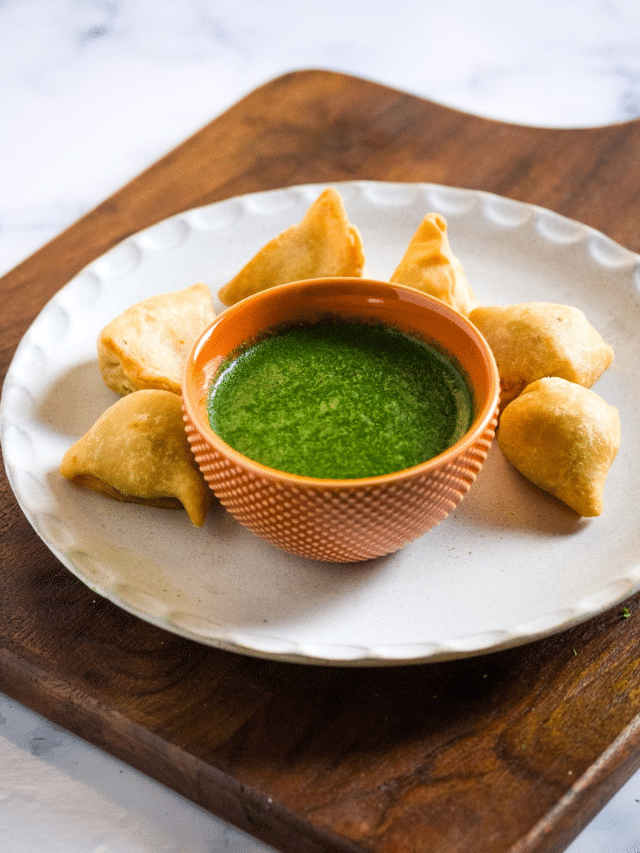 QUICK AND EASY GREEN CHUTNEY WITHOUT YOGURT STORY I Knead to Eat